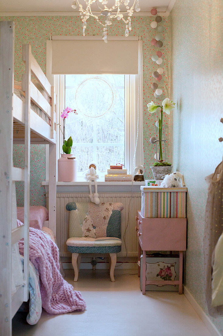 Schmales Kinderzimmer in Pastellfarben mit Hochbett