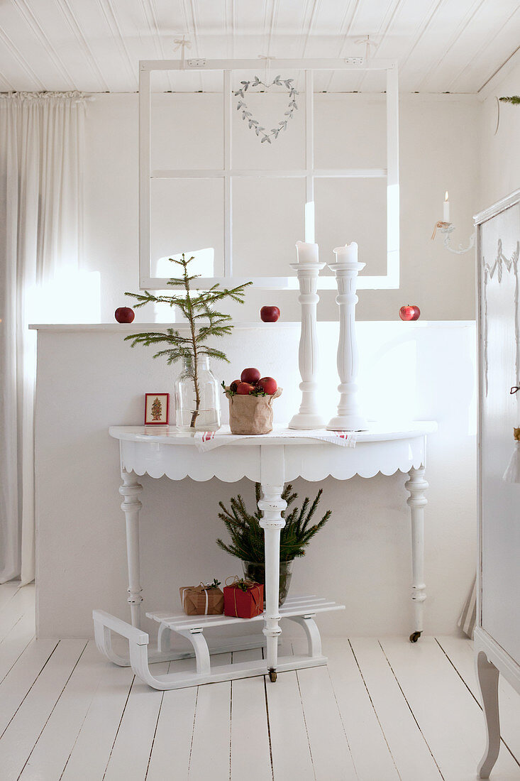 Halbrunder Konsolentisch mit Weihnachtsdeko vorm Raumteiler