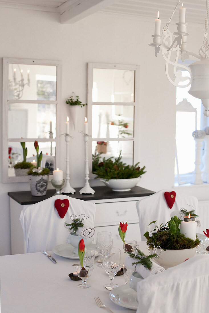Weihnachtlich gedeckter Tisch im ländlichen Esszimmer in Weiß
