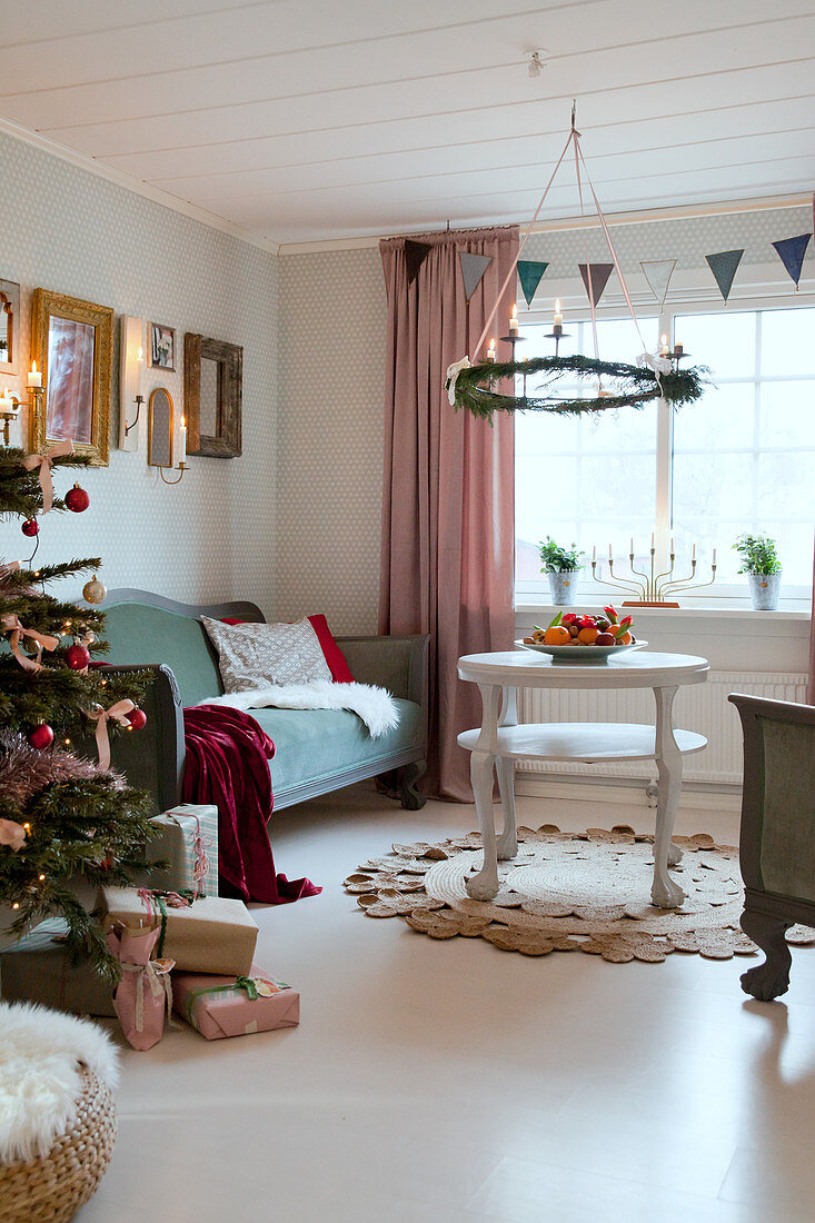 Hängender Kranz überm Couchtisch im weihnachtlichen Wohnzimmer
