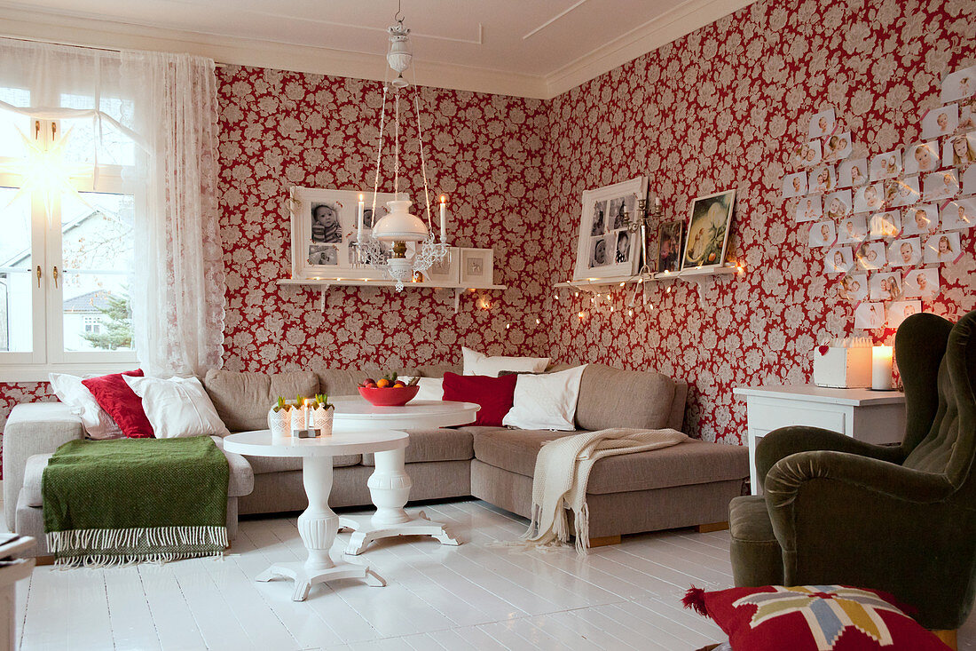 Gemütliches Wohnzimmer mit roter Blumentapete