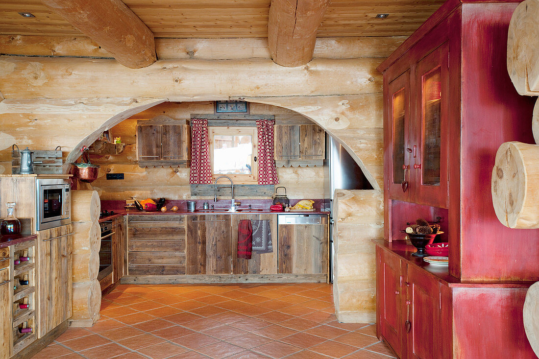 Rustikale Küche mit Terracottafliesenboden im Blockhaus