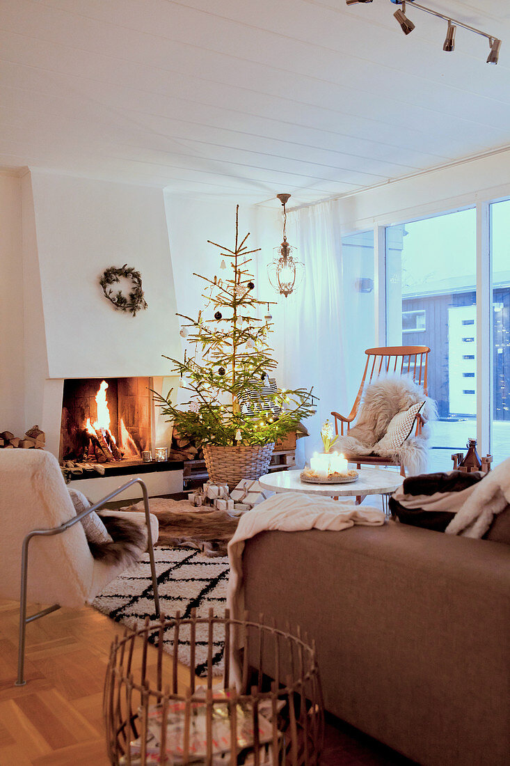 Open fireplace and Christmas tree in cosy living room