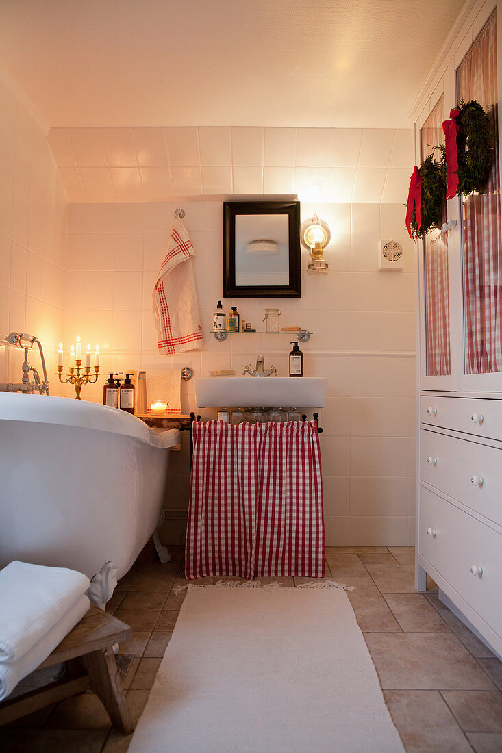 Weihnachtlich dekoriertes Bad mit gemütlicher Beleuchtung