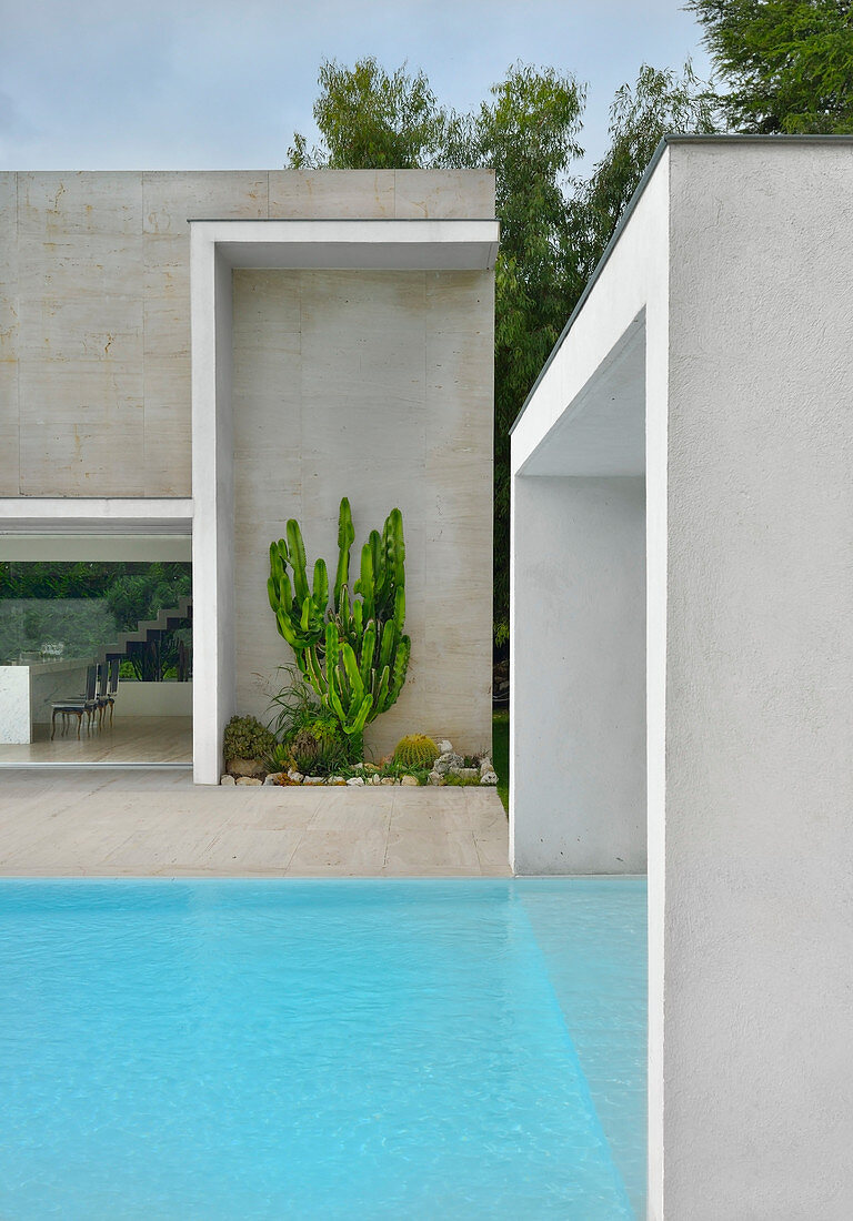 Haus und Pool mit geradliniger Architektur