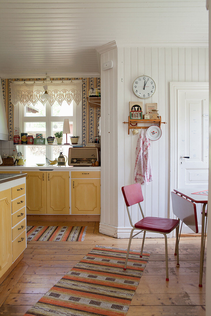 Essplatz in der skandinavischen Landhausküche