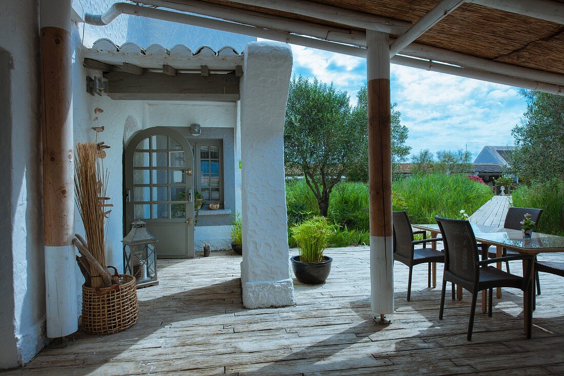 Tisch und Stühle auf der Terrasse eines mediterranen Hauses