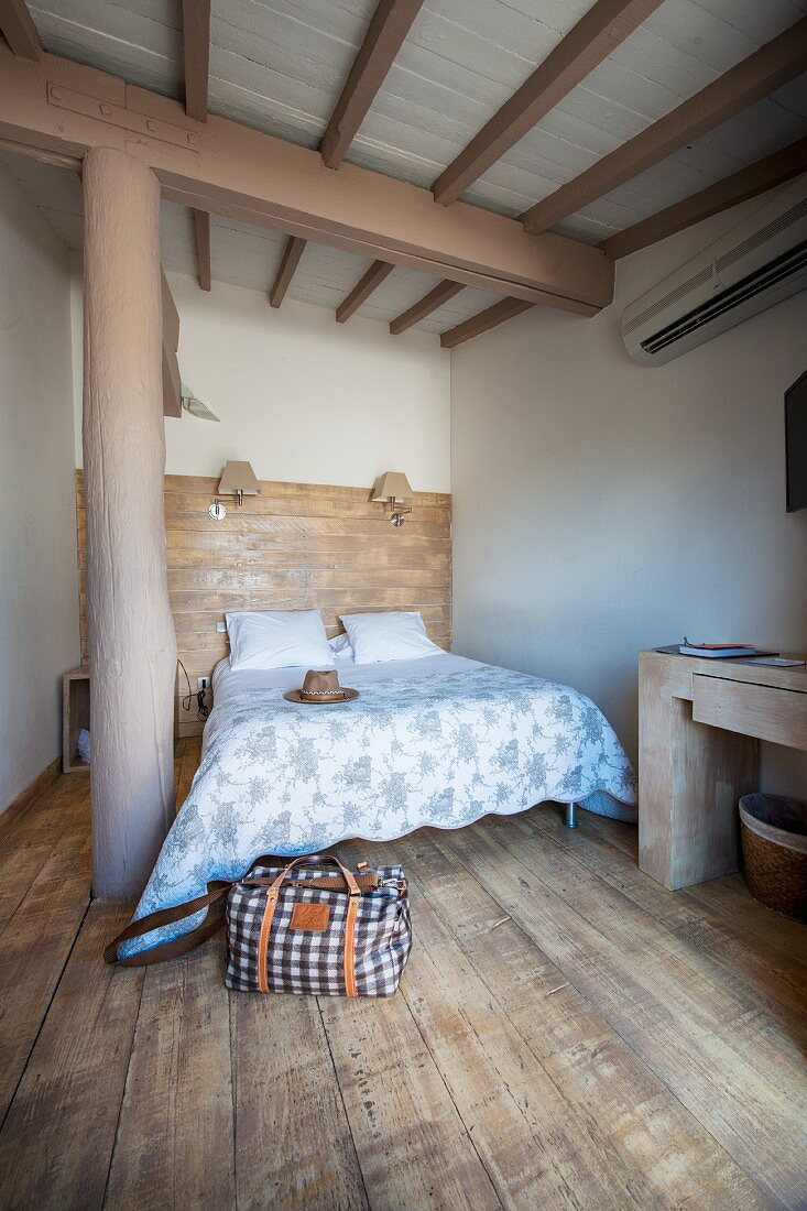 Schlafzimmer mit rustikalen Brettern an Boden und Wänden