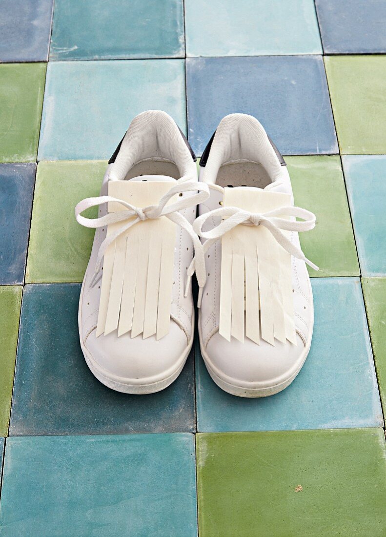 Sneakers with DIY fringing made of leather paper