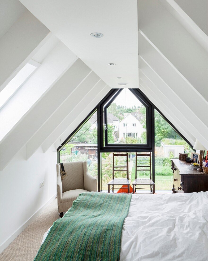 Schlafzimmer unter dem Dach mit verglastem Giebel