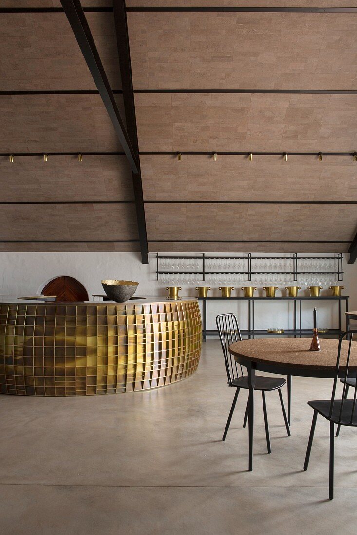Runde Bar aus Metall im modern renovierten Weingut