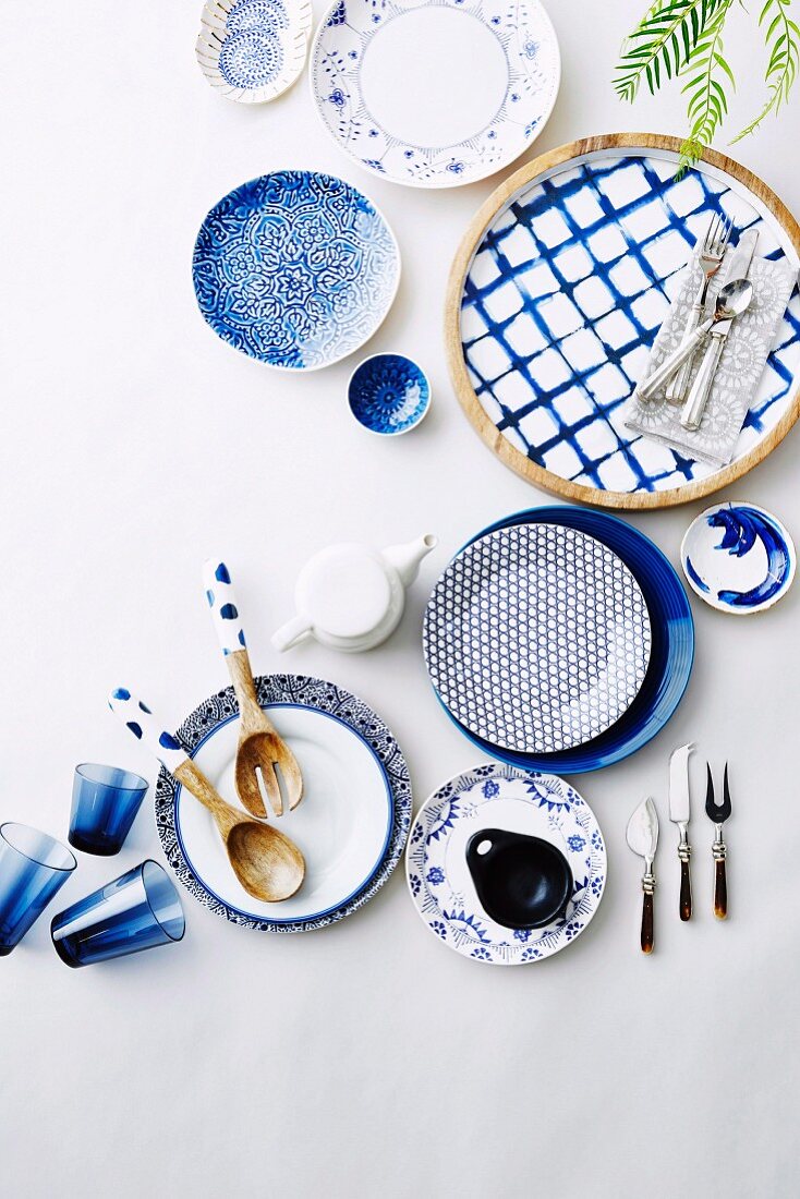 Geschirr mit verschiedenen Mustern in Blau und Weiß