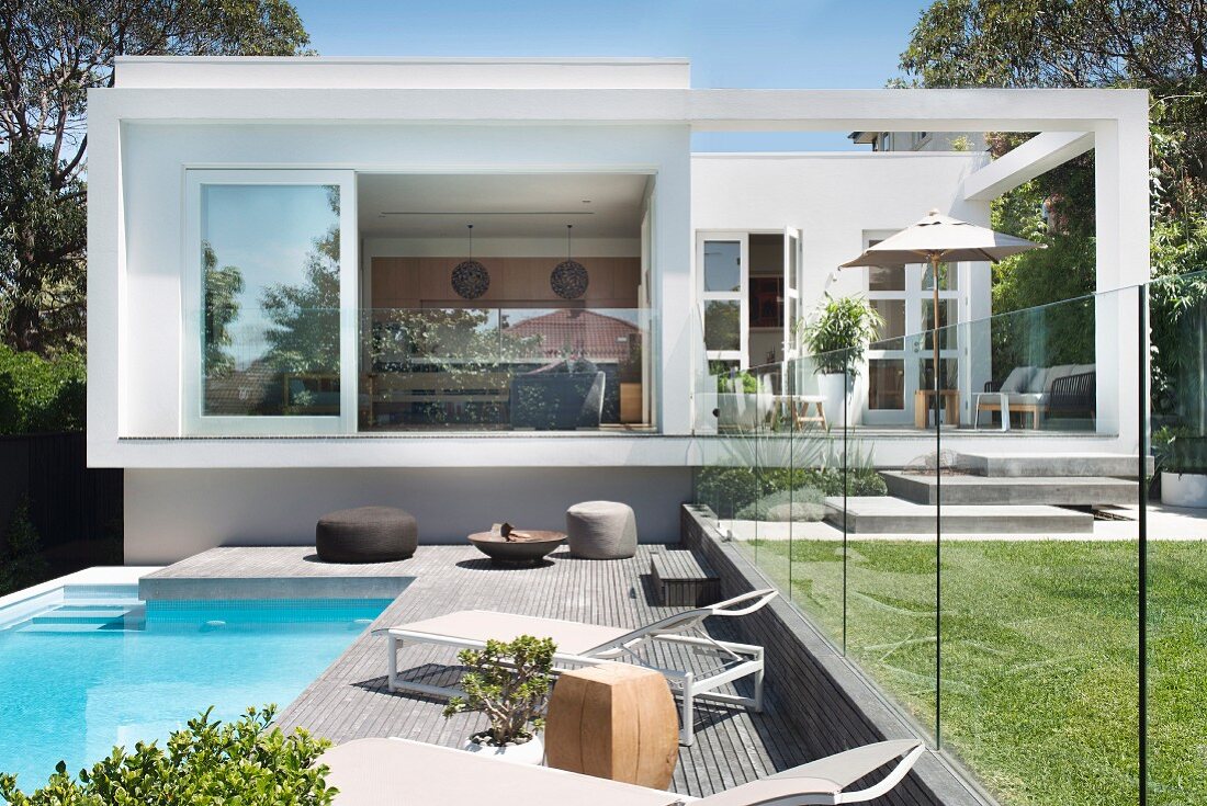 Modernes Architektenhaus mit kubischer Form und Pool