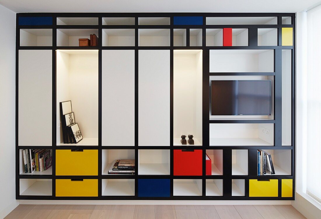 Grafisches Einbauregal im Stile von Piet Mondrian