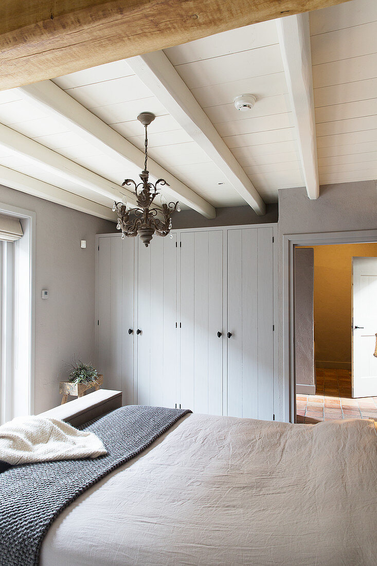Schlafzimmer in Grautönen mit eingebautem Kleiderschrank