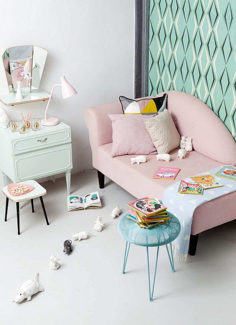 Kinderzimmer mit Retroflair in Pastelltönen, Plüschtieren und Bilderbüchern