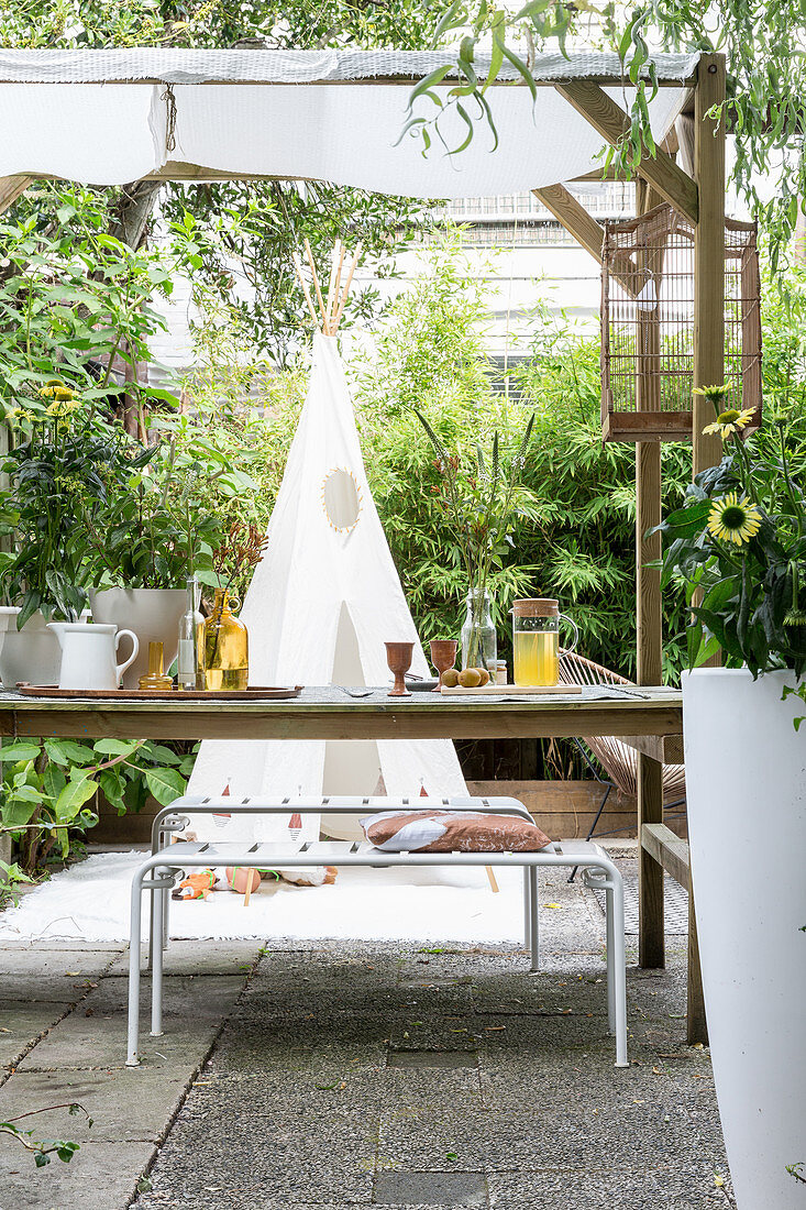 Gedeckter Gartentisch auf der überdachten Terrasse