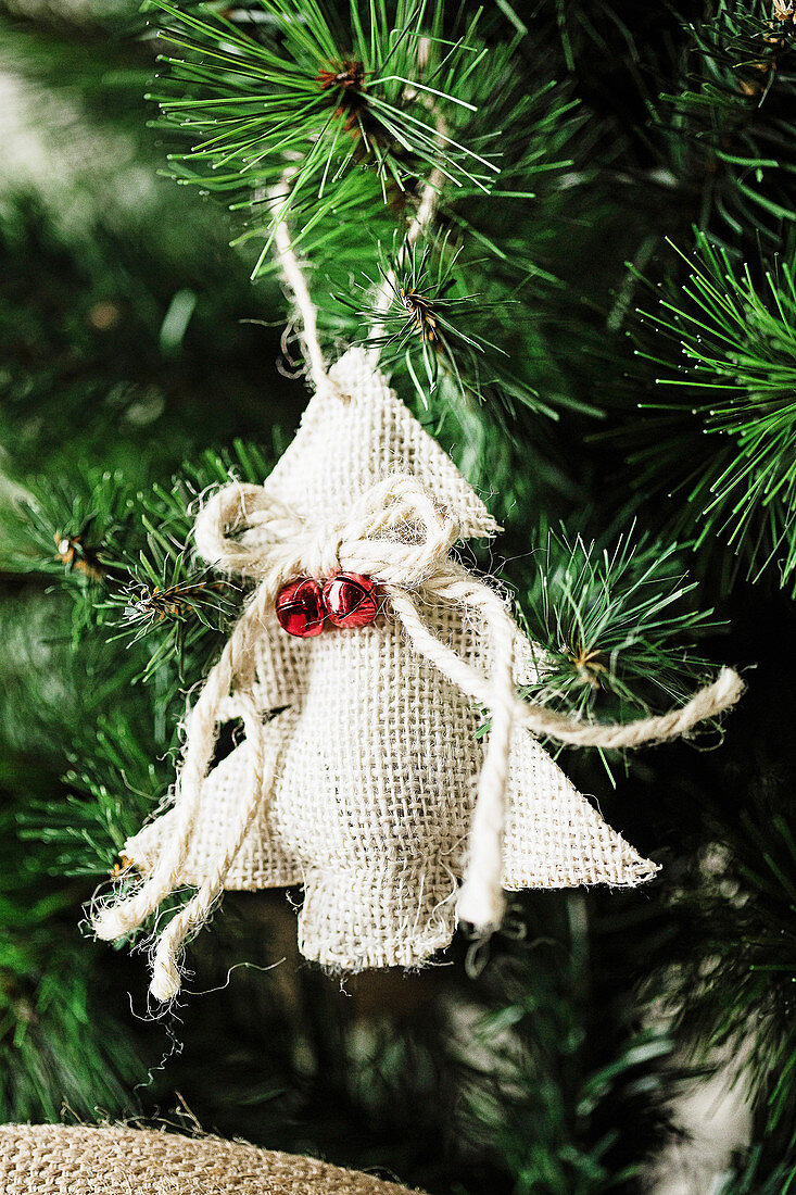 Christmas tree pendant in the shape of a fir tree made of jute fabric
