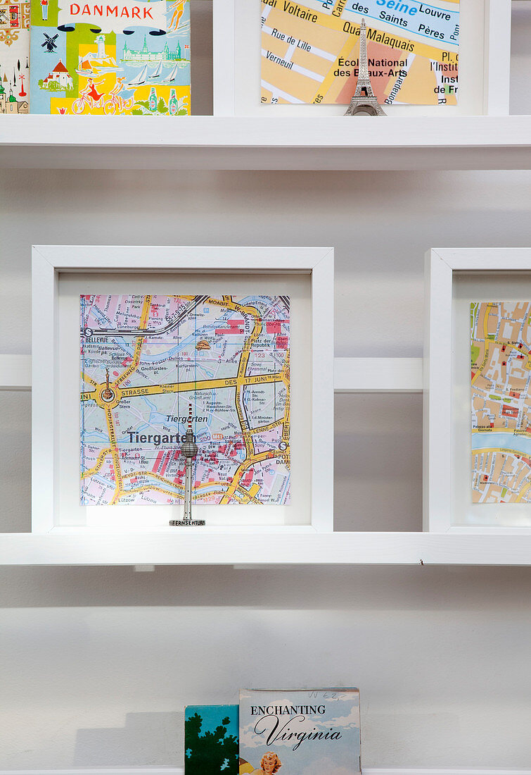 Souvenir maps of cities and landmarks in 3D frames