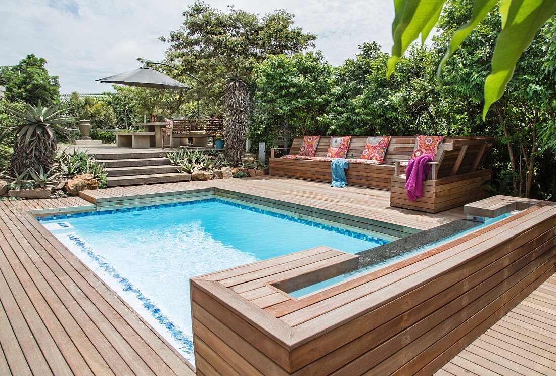 Elegante Holzterrasse mit Pool und Sitzbänken