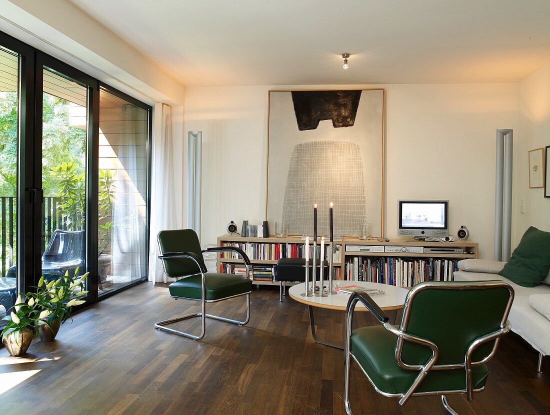Edelholzparkett, modernes Bild und Balkonverglasung in Wohnzimmer mit Retro Flair