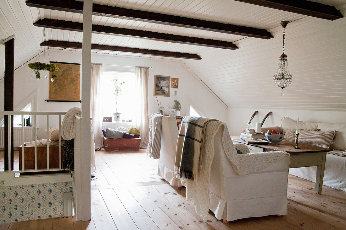 Wohnzimmer im skandinavischen Landhausstil unter dem Dach