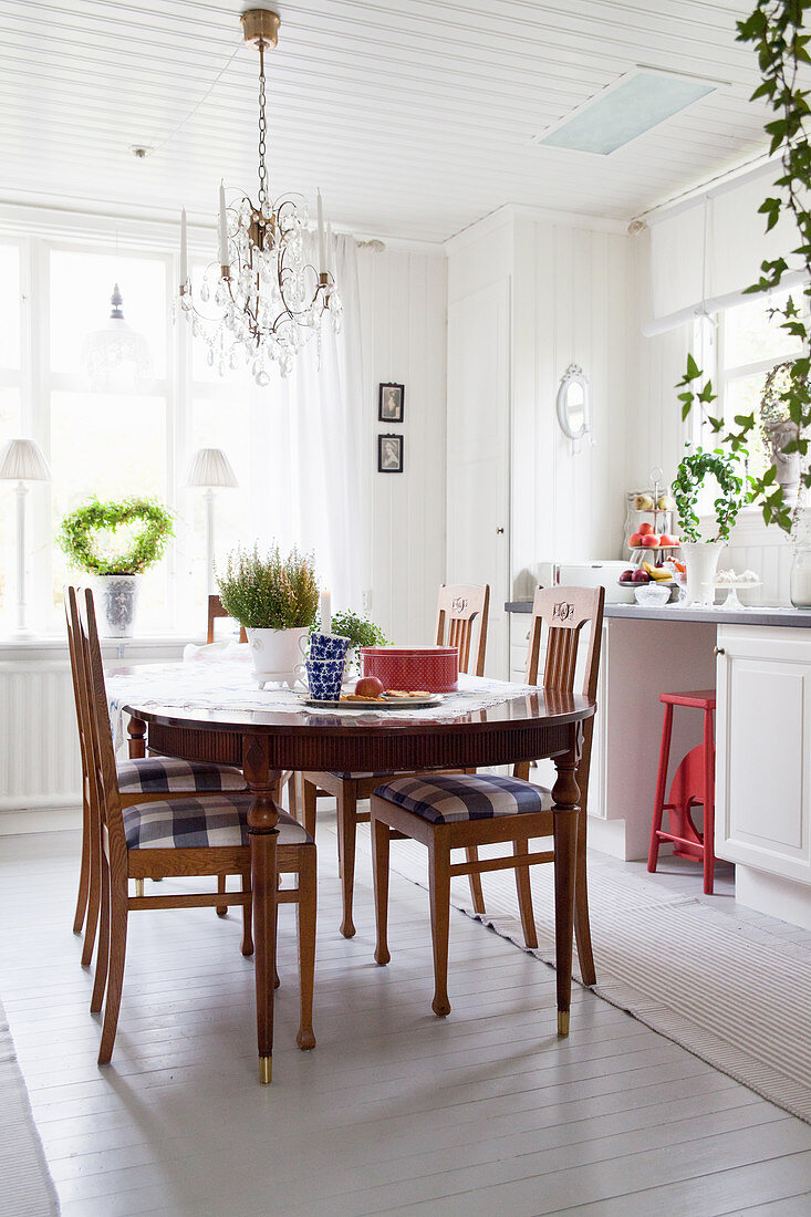 Antiker Holztisch in skandinavischer Landhausküche