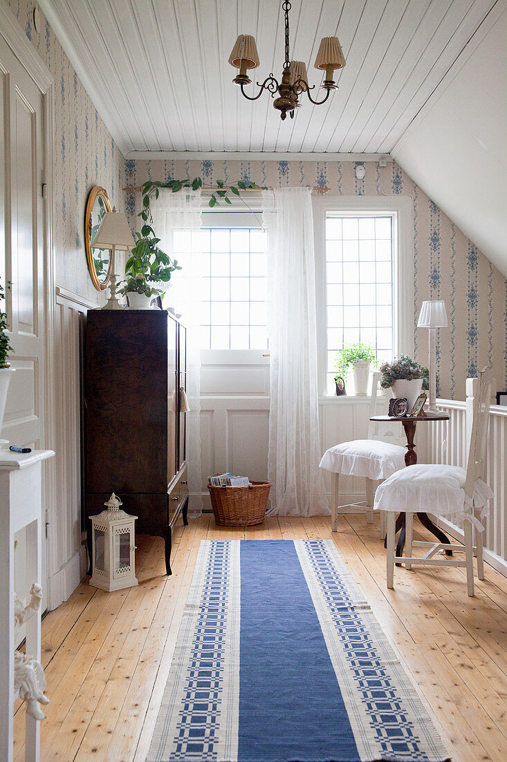 Durchgangszimmer im skandinavischen Stil mit klassischen Möbeln