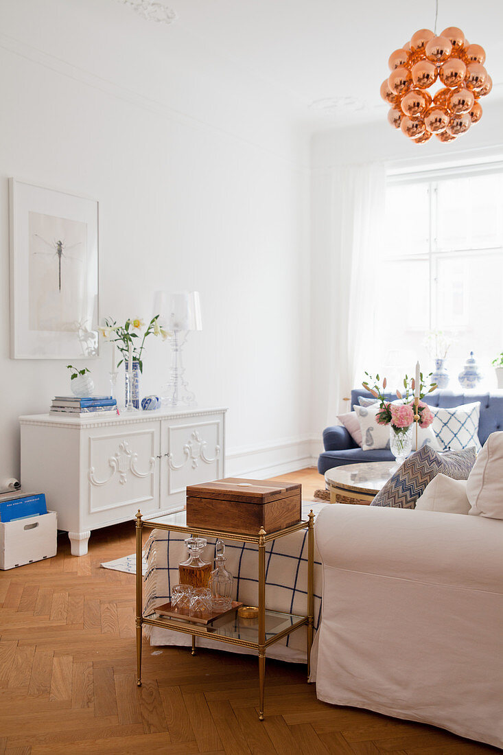 Elegantes Wohnzimmer in Blau und Weiß mit klassischen Möbeln