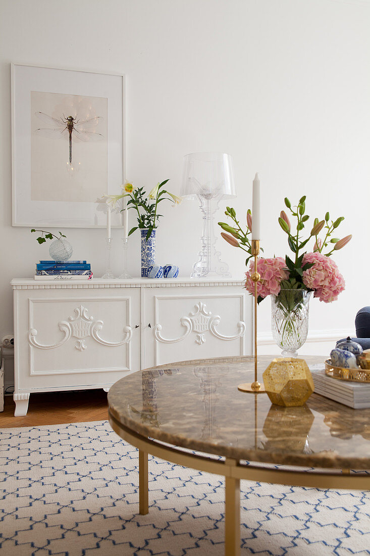 Blumenstrauß auf dem Couchtisch im eleganten Wohnzimmer