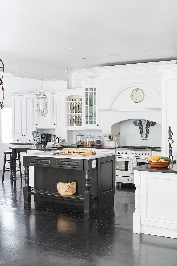 Large, American-style, country-house kitchen
