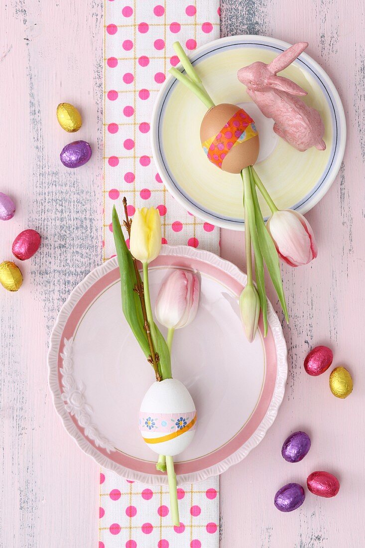 Tulpen in mit Masking Tape beklebten Eiern als Tischdeko