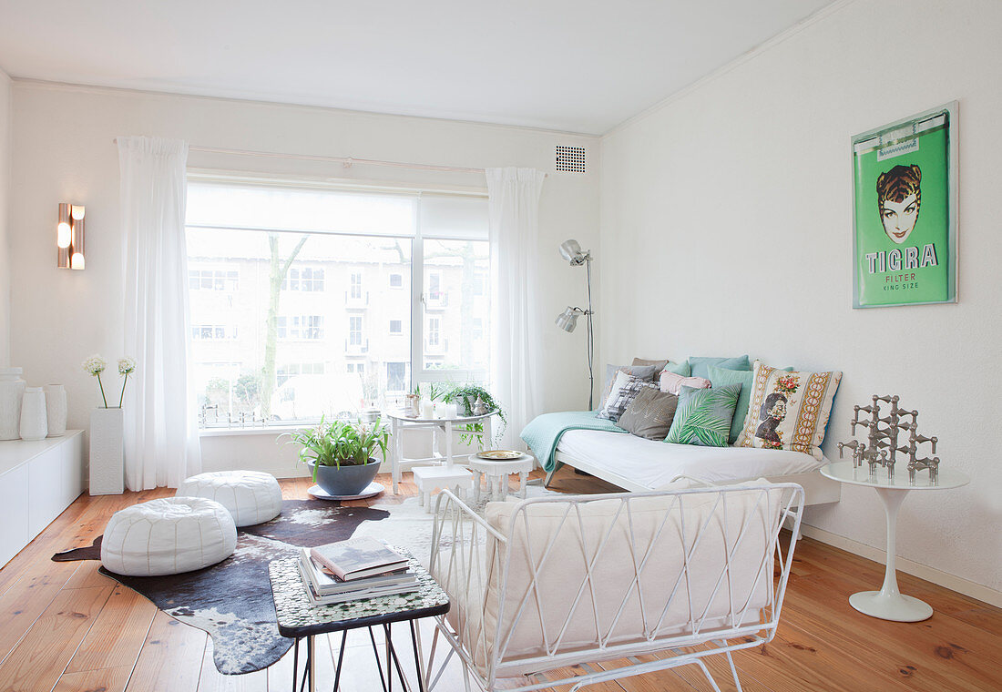 Helles Wohnzimmer mit weißen Möbeln und Holzboden