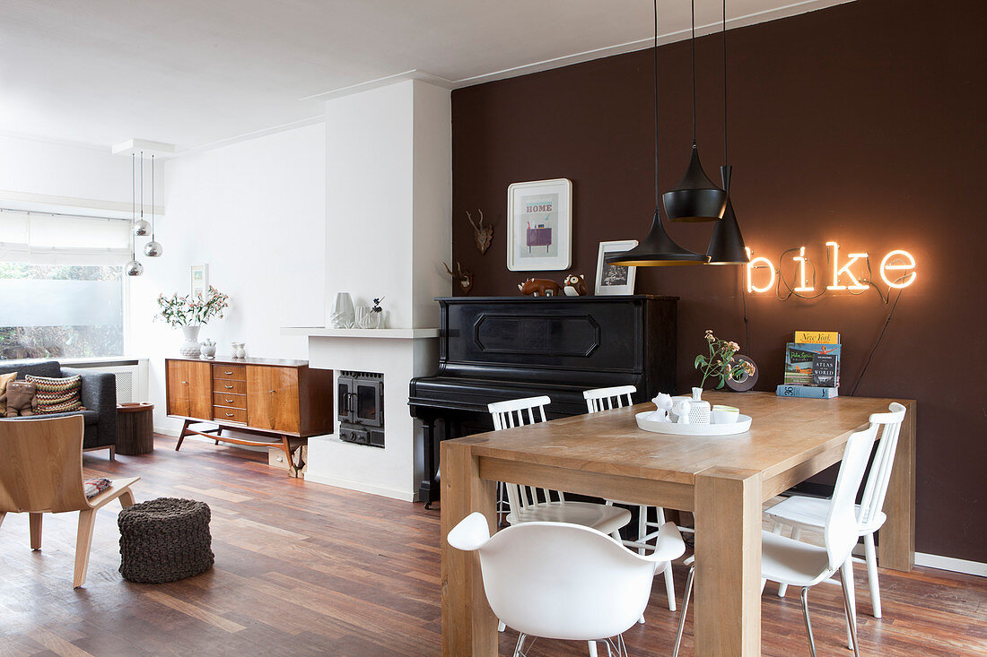 Wohnraum mit Stilmix aus Designklassikern und Retro