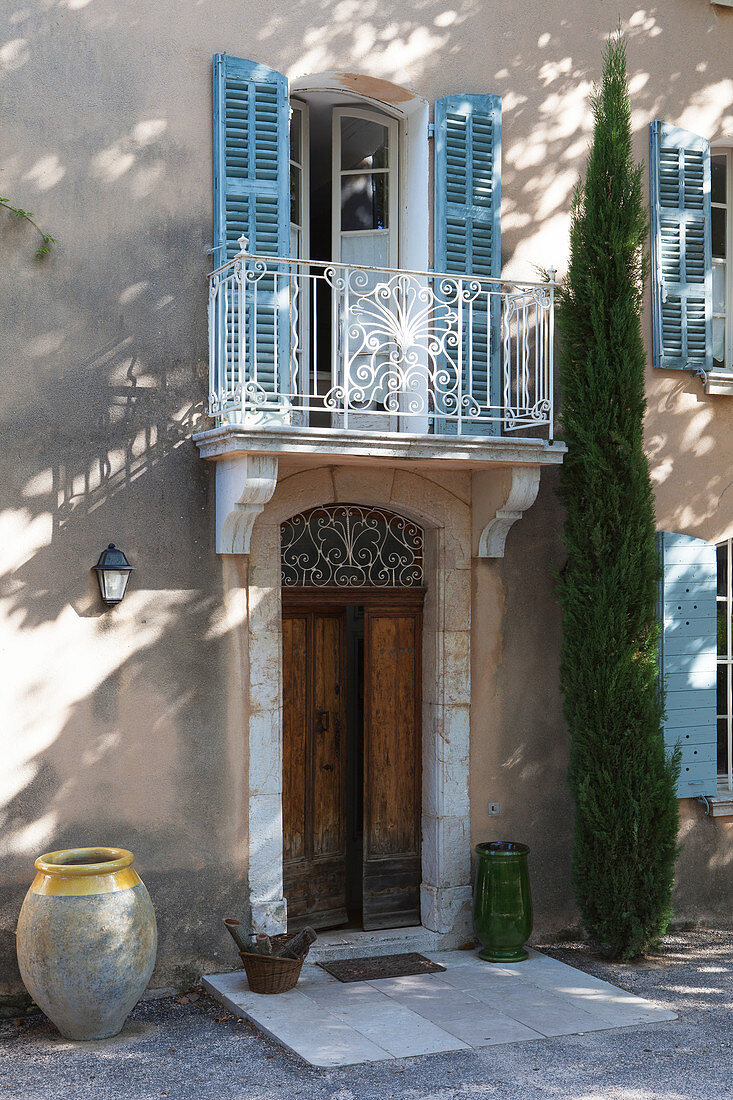Balkon über der alten Haustür eines mediterranen Landhauses