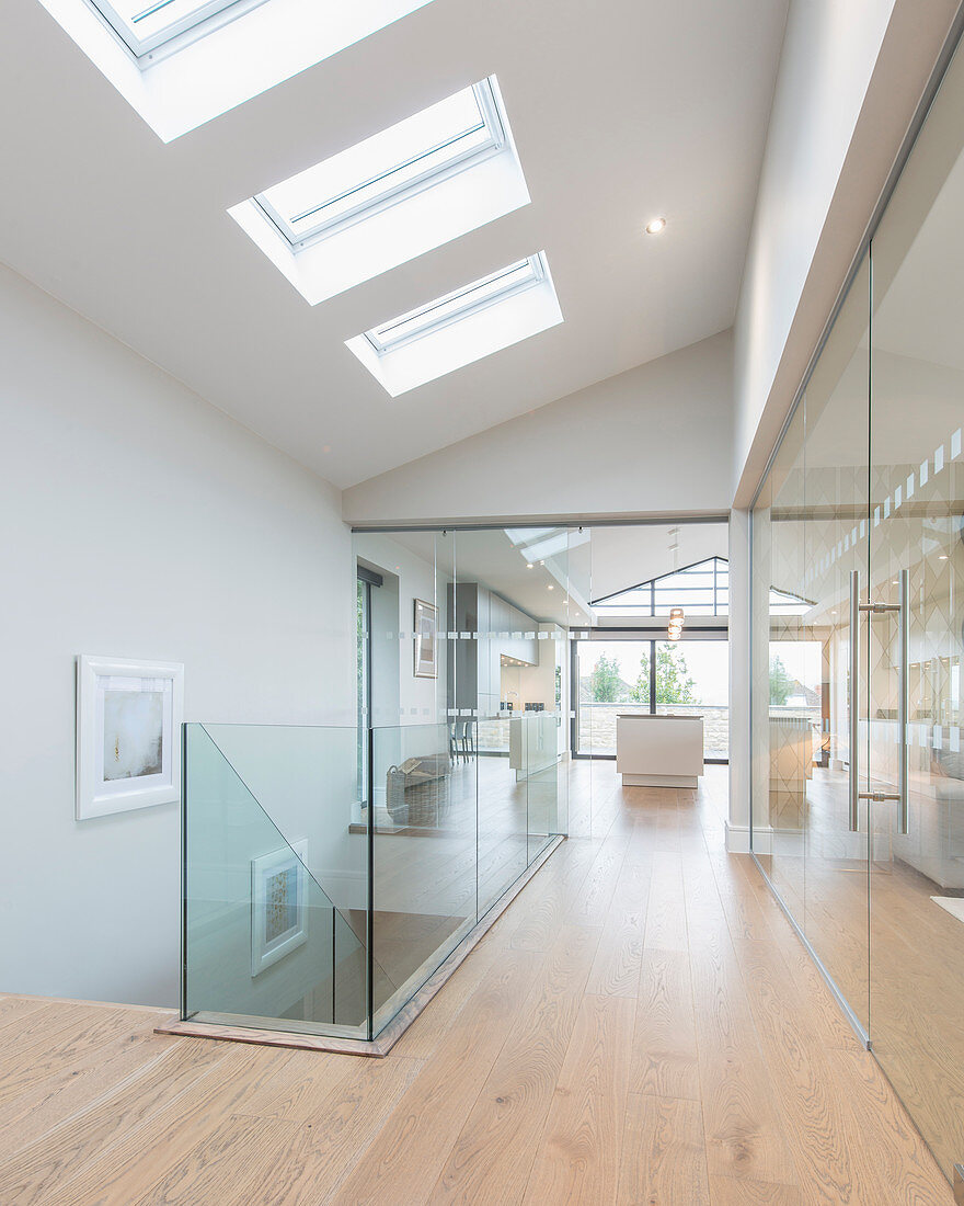 Flur in einem modernen Architektenhaus mit Glaswänden