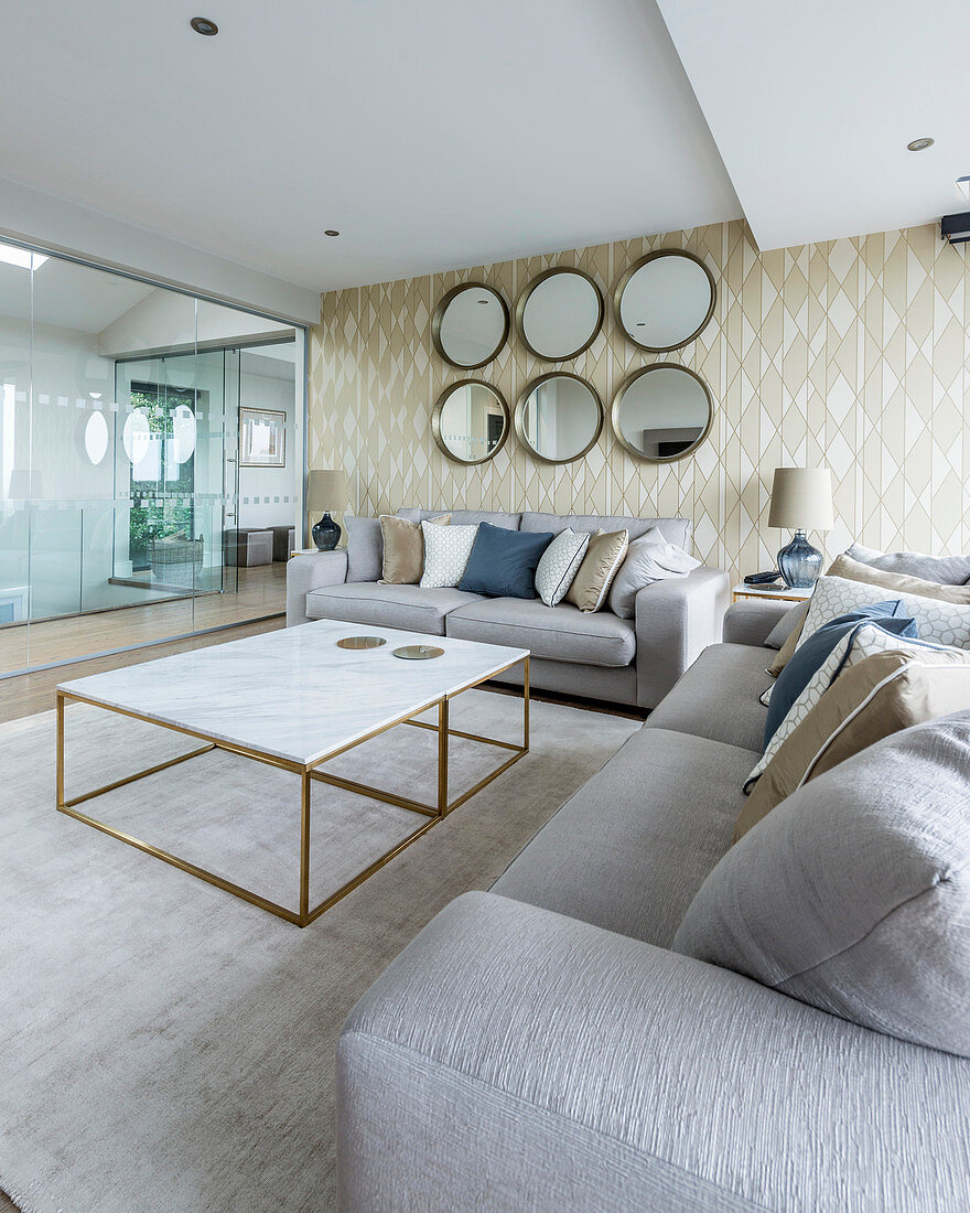 Glamouröses Wohnzimmer in Champagnerfarben mit Glaswand