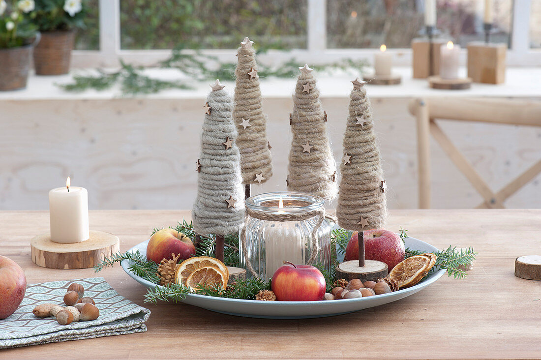 Kleine Weihnachtsbaeumchen aus Wollschnur, mit Sternen beklebt