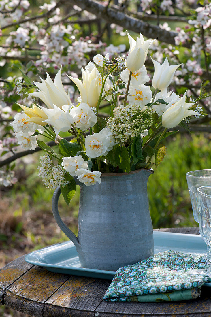 White bouquet of Tulipa 'Purissima', 'Budlight', Narcissus