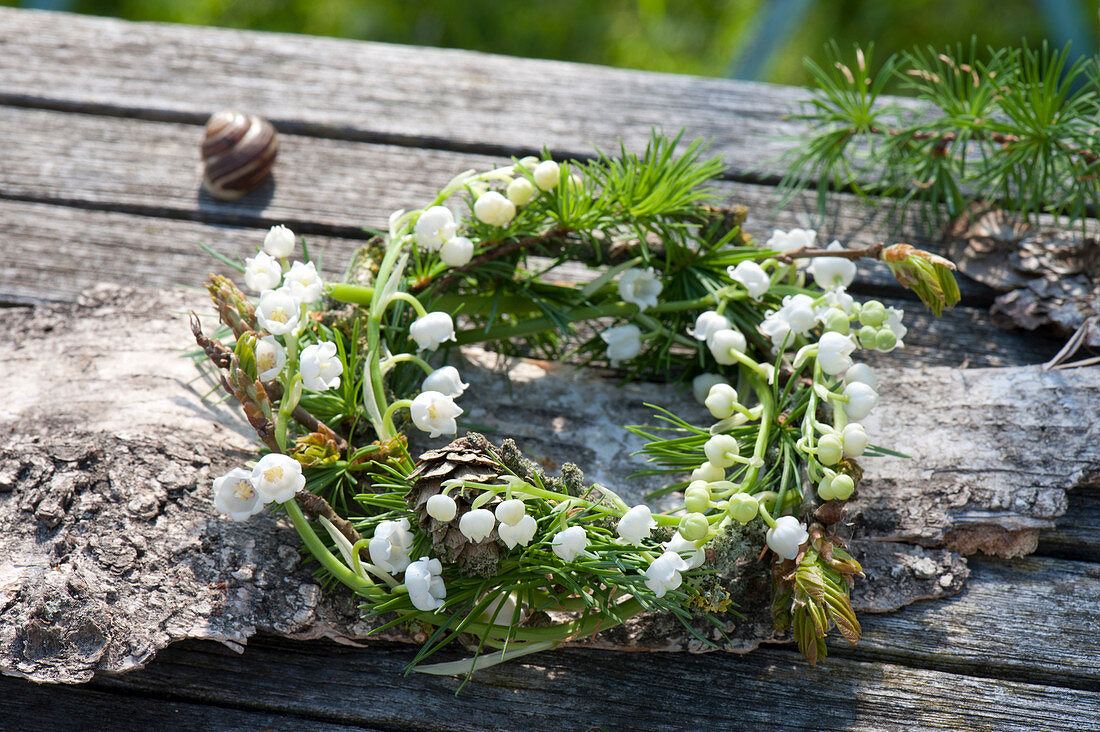 Kleiner Kranz aus Convallaria majalis ( Maiglöckchen ) mit Zweigen