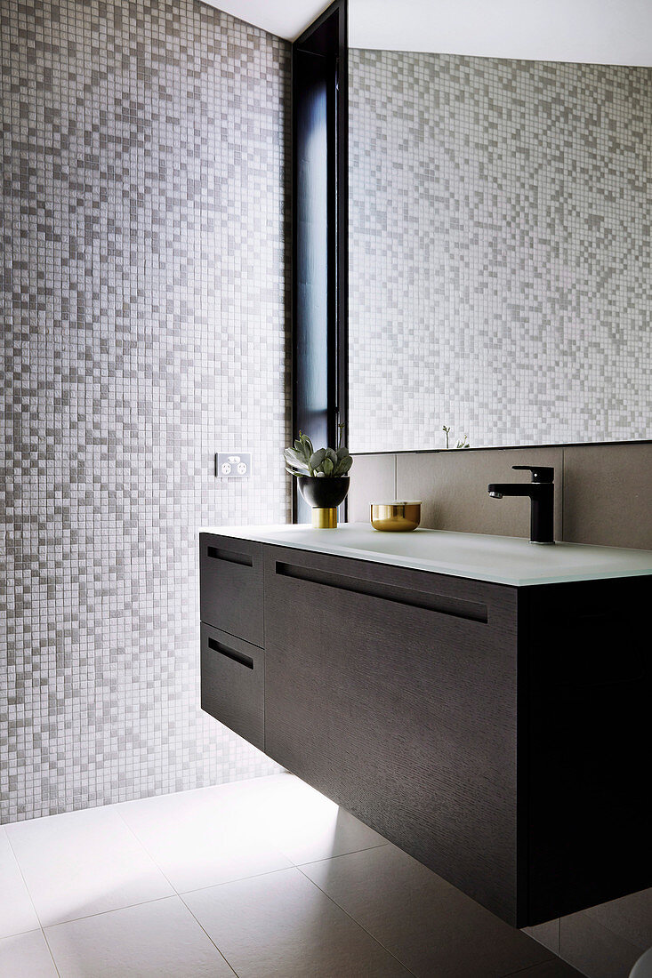 Moderner Waschbeckenunterschrank im Bad mit Mosaikfliesen