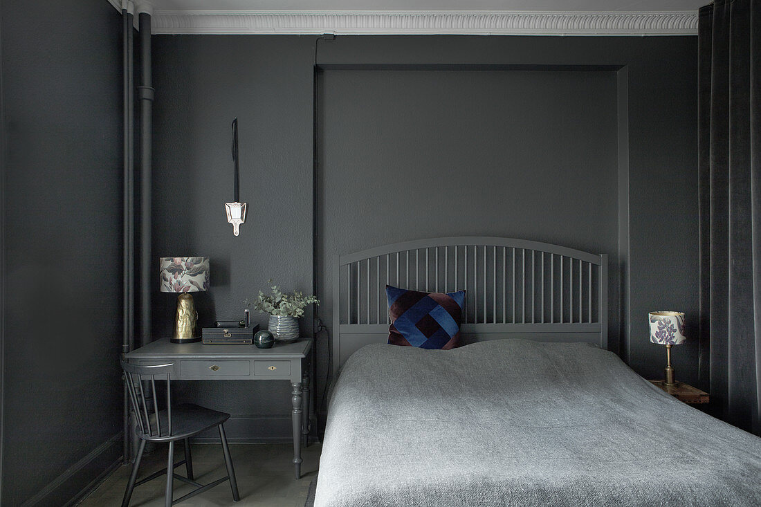 Bedroom entirely decorated in grey and black