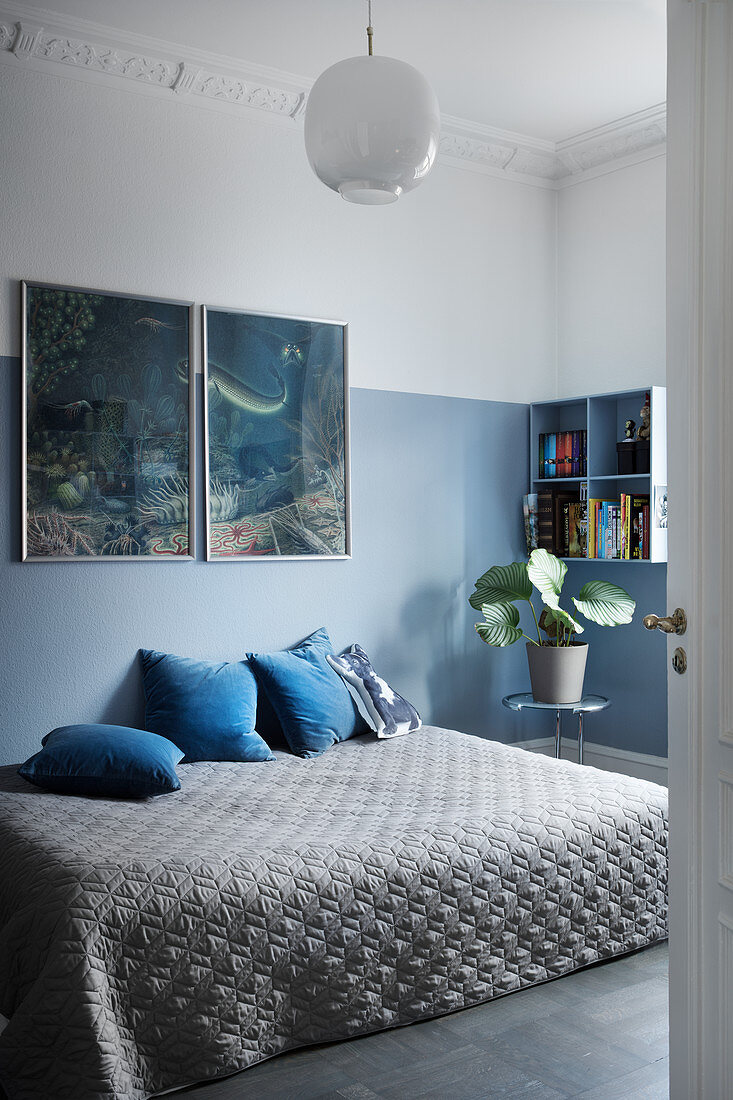 Halbhoch blau gestrichene Wand im Schlafzimmer in Blau-Grau
