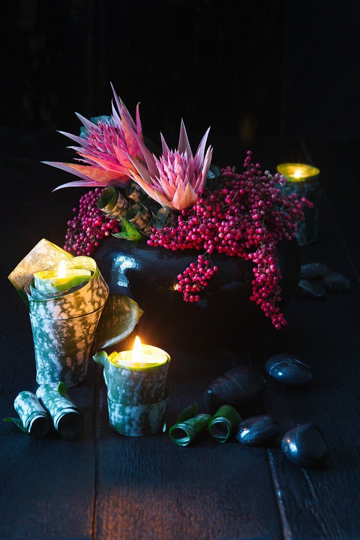 Protea und Callicarpa in der Vase, Teelichthalter aus Pflanzenblättern