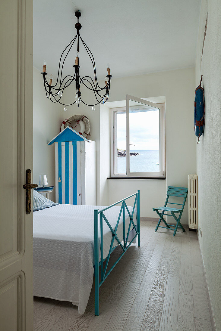 Maritimes Schlafzimmer in Blau-Weiß mit Meerblick