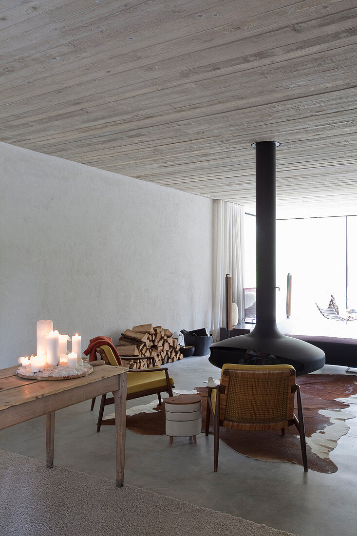 Schwebender Kamin im minimalistischen Wohnzimmer