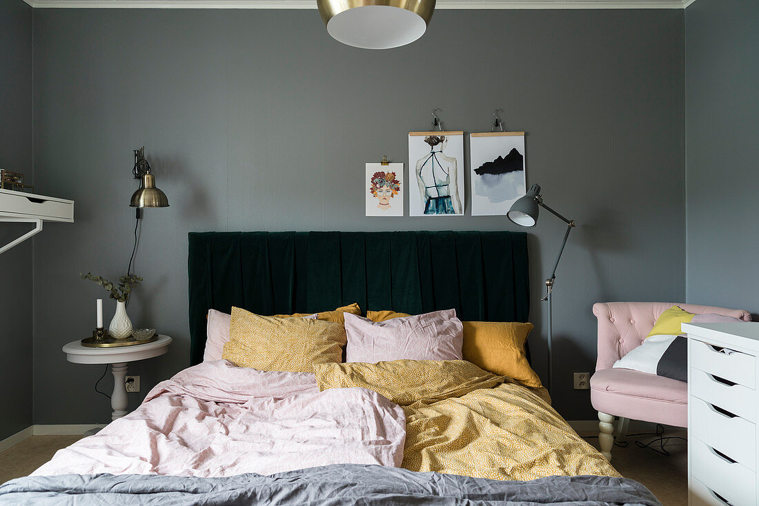 Pastel accessories in bedroom with grey walls