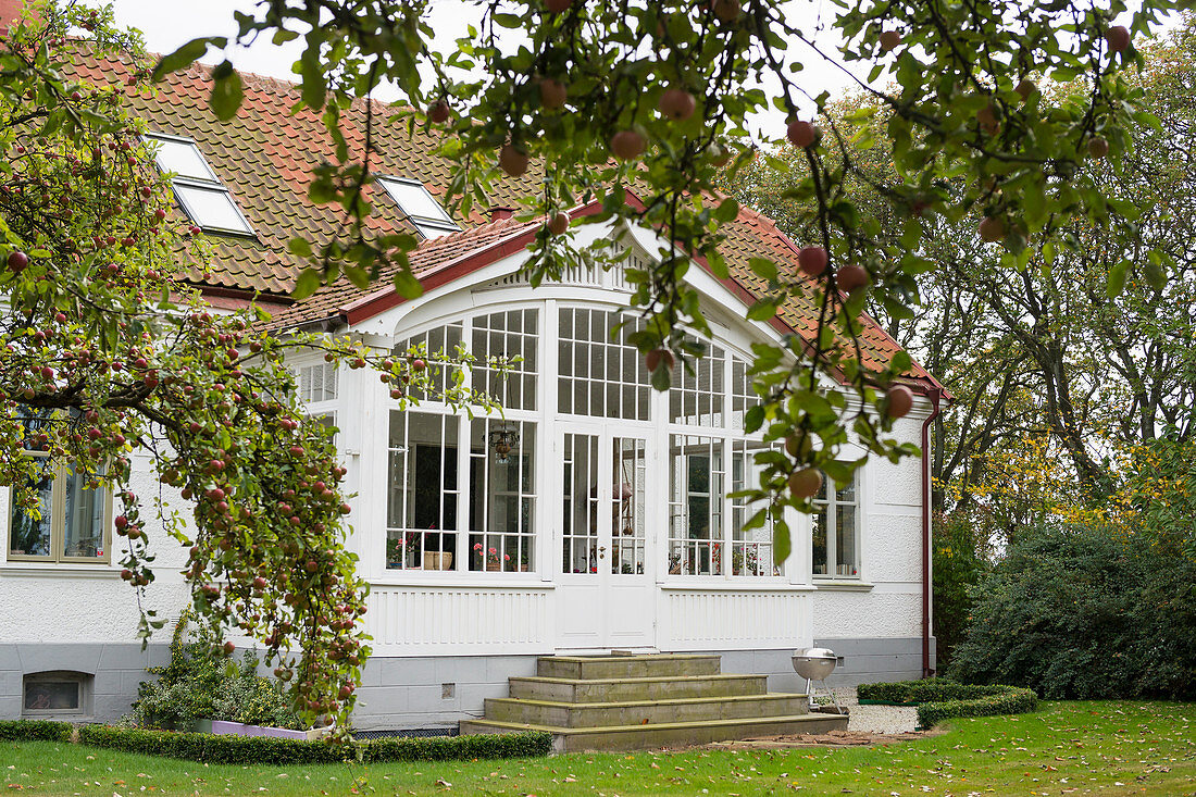 Elegantes, schwedisches Haus mit Wintergarten