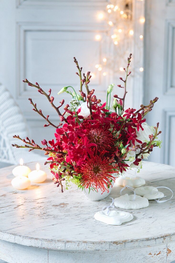 Roter Strauß aus Protea, Orchideen und Prärie-Enzian