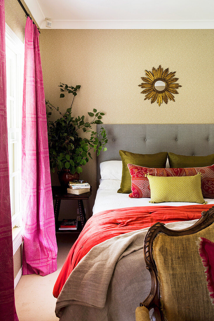 Gemütliches Schlafzimmer in warmen Farben